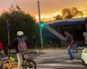 يافا: حافلة تفقد السيطرة وأنباء عن محتجزين أسفلها